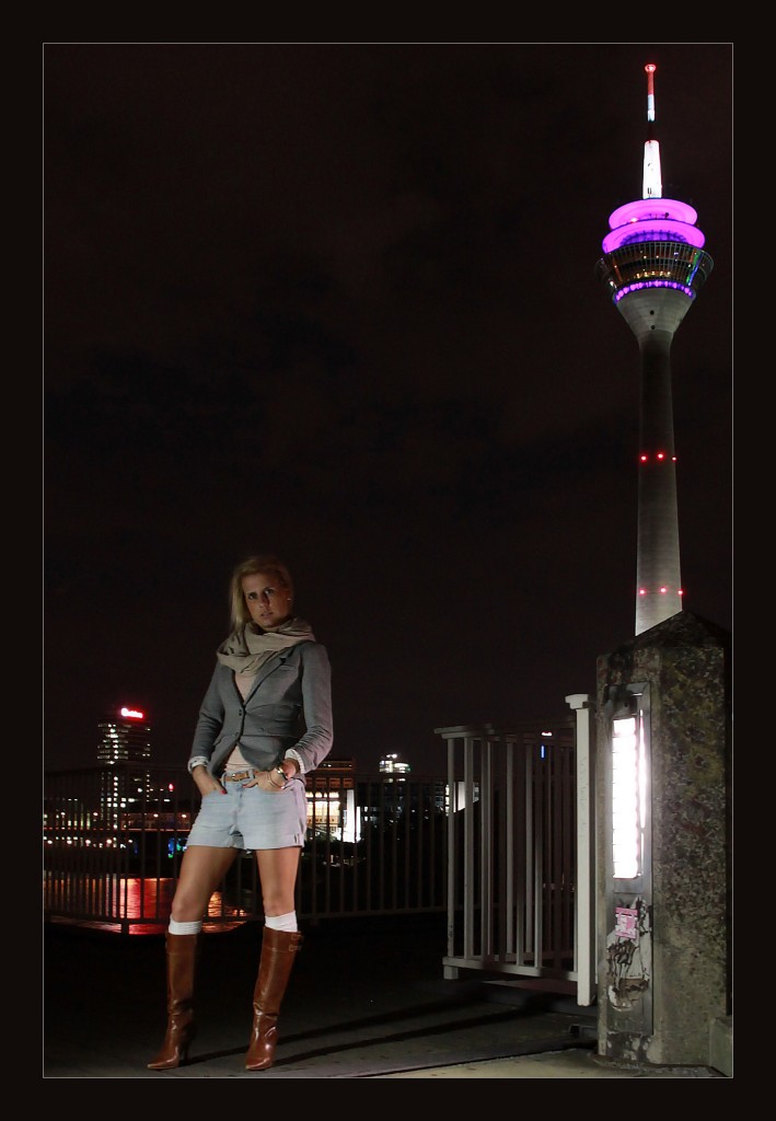 Düsseldorf Rheinturm mit Manu
